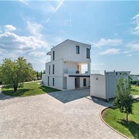 4 bedroom villa with pool near Pula, sleeps 8